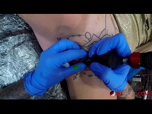❤️ Musikana ane nyora zvakanyanya Sully Savage akawana tattoo pa clitoris yake Hard porn